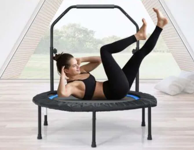 Nainen treenaa fitness-trampoliinilla kotona – hauska ja tehokas kotitreeni